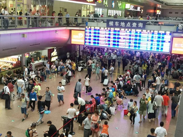Una Multitud Pasajeros Esperan Estación Tren Oeste Beijing Mientras Los — Foto de Stock