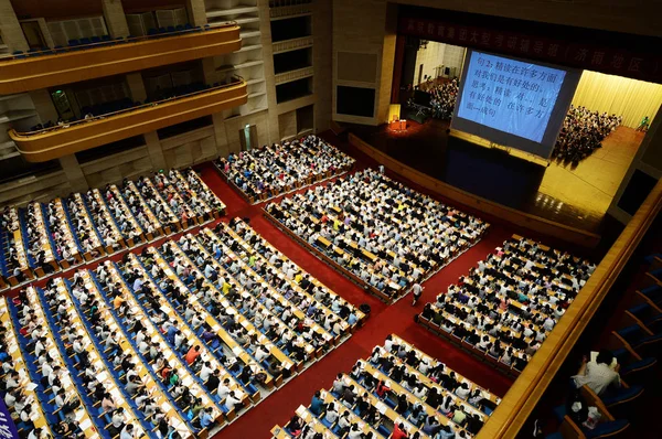 2016年7月18日 中国学生在中国东部山东省济南市礼堂参加一年一度的中国研究生入学考试导师和复习 — 图库照片