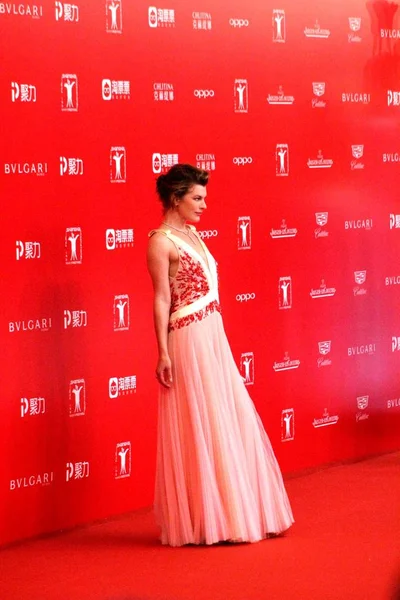 Actrice Américaine Milla Jovovich Arrive Sur Tapis Rouge Pour Cérémonie — Photo