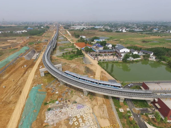 Tren Maglev Viaja Por Pista Primera Línea Levitación Magnética Baja —  Fotos de Stock