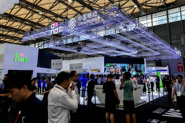 Visitantes Lotam Estande China Mobile Durante Mobile World Congress Mwc — Fotografia de Stock