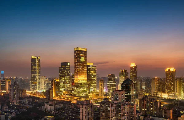 2016年6月14日 上海のダウンタウンにある延安道路高架道路沿いのジン シャングリ ホテル 最も高い高層ビルの夜景 — ストック写真