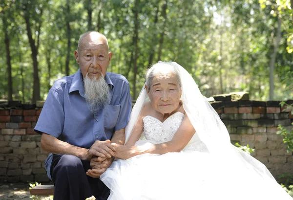 Chinese Villager Song Qinglin Links Zijn Vrouw Lied Lishi Gekleed — Stockfoto