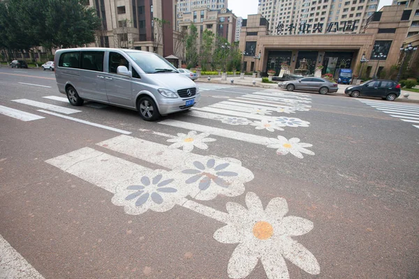 Shouchuang の北道路の花の横断歩道を通過します 北東中国の吉林省 月2016 — ストック写真