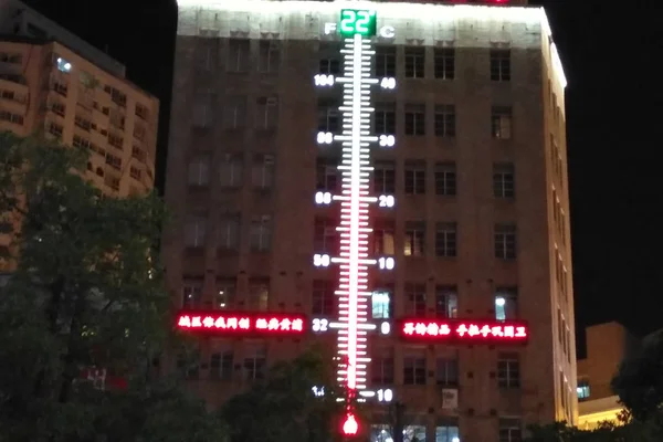 Vista Edifício Com Enorme Termômetro Mostrando Temperaturas Livre Xangai China — Fotografia de Stock