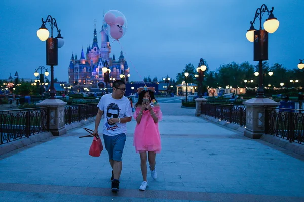 Chinese Couple Holds Mickey Mouse Balloon Shanghai Disney Resort Pudong — Stock Photo, Image