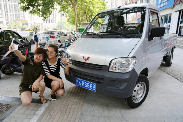 Los Peatones Toman Una Selfie Frente Camioneta Wuling Sunshine Sgmw — Foto de Stock