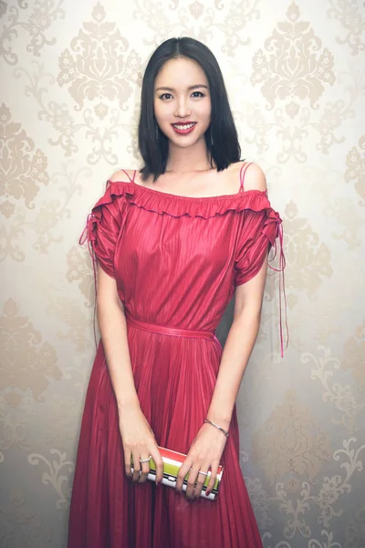 2017年6月19日 中国模特和世界小姐张子林在中国上海接受想象中的独家采访时摆出姿势拍摄肖像照片 — 图库照片
