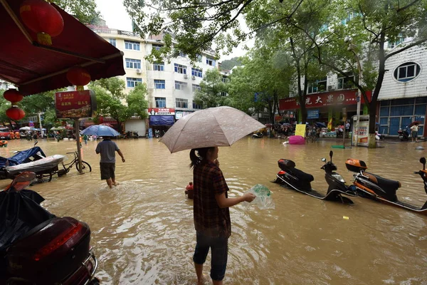 Πεζοί Περπατούν Πλημμυρισμένο Δρόμο Που Προκαλείται Από Έντονη Βροχή Στην — Φωτογραφία Αρχείου