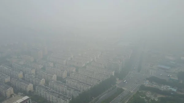 Des Immeubles Appartements Résidentiels Sont Vaguement Vus Dans Brouillard Épais — Photo