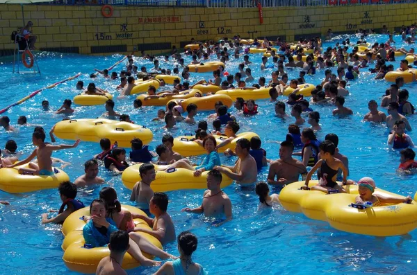 Holidaymakers Crowd Swimming Pool Cool Scorching Day Wuhan City Central — Stock Photo, Image