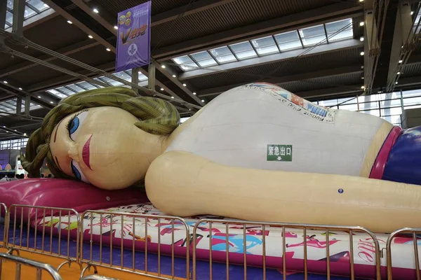 Una Muñeca Inflable Gigante Está Exhibición Durante Festival Dibujos Animados — Foto de Stock