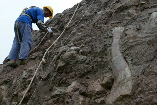 Ein Chinesischer Arbeiter Gräbt Einer 150 Meter Langen Meter Tiefen — Stockfoto