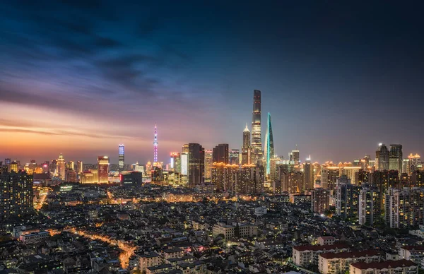 東方明珠テレビ塔 左背が高い 陸家嘴金融地区の夜景上海タワー 最も高い 上海世界金融センターは 番目の最も高い およびその他の高層ビルおよび住宅のアパート — ストック写真