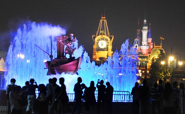 Tourists Visit Shanghai Disneyland Trial Operation Shanghai Disney Resort Nightfall — Stock Photo, Image