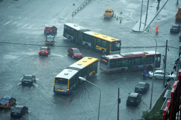 Bussar Och Bilar Färdas Översvämmad Väg Kraftigt Regn Peking Kina — Stockfoto
