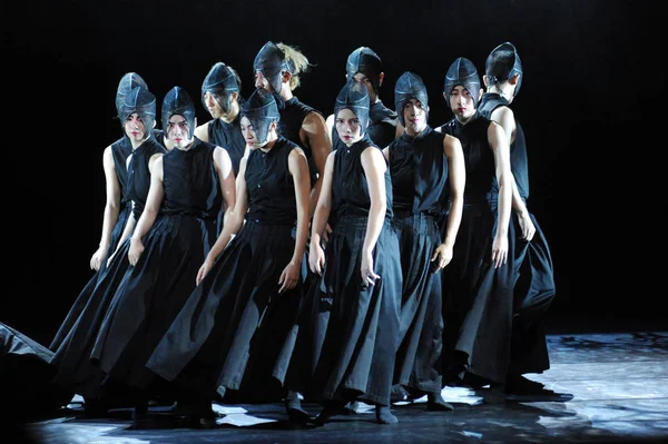 Chińskich Tancerzy Wykonują Podczas Wykonywania Nowego Tańca Yang Liping Siege — Zdjęcie stockowe