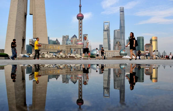 Turisták Séta Bund Skyline Pudong Lujiazui Pénzügyi Negyedének Oriental Pearl — Stock Fotó