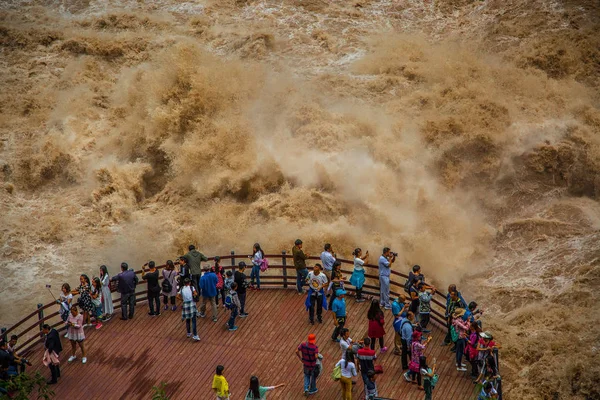 Туристы Смотрят Hutiaoxia Tiger Leaping Gorge Тибетском Автономном Округе Дицин — стоковое фото