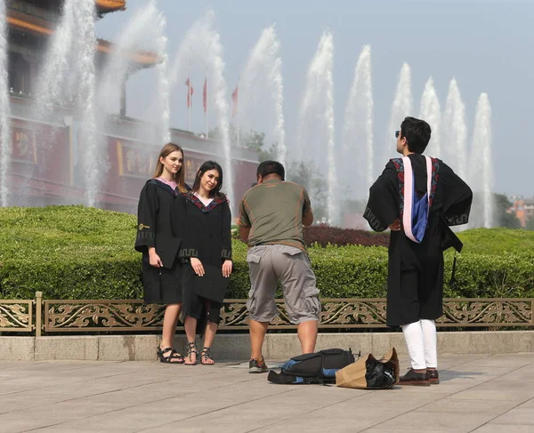 留学生は 2017年6月29日 北京の天安門広場で卒業写真のポーズをとります — ストック写真