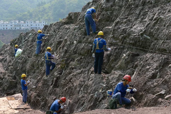 Lavoratori Cinesi Scavano Fossili Dinosauro Concentrati Muro Lungo 150 Metri — Foto Stock