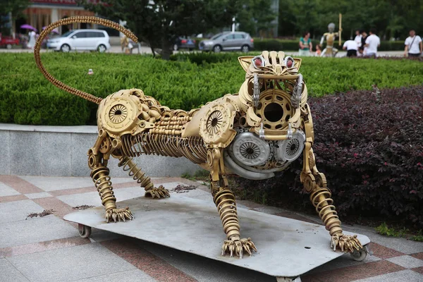 2016年6月19日 中国东部安徽省凤阳市的安徽科技大学校园内展出了一座由废旧汽车零部件制成的老虎雕像 — 图库照片