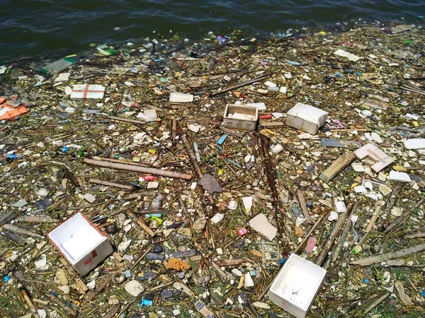 2017年6月28日 中国南方广东省深圳市前海湾的垃圾漂浮景观 — 图库照片