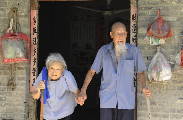 中国の村人ソン チンリンさん と妻のソン リシさん いずれも103歳 松海村 山陽町 太平市 福陽市 中国東部の安寧省で結婚80年を祝うために写真を撮るために家を出る — ストック写真