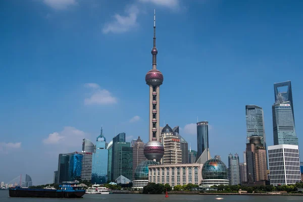 浦西で外灘の遊歩道から 東方明珠テレビタワー 背が高い 上海世界金融センターの陸家嘴金融街のスカイラインを撮影したこの写真右の最も高い およびその他の高層ビルや高層ビル — ストック写真