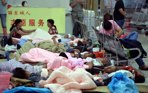 Китайские Сельские Жители Получившие Ранения Результате Сильного Торнадо Получают Медицинскую — стоковое фото