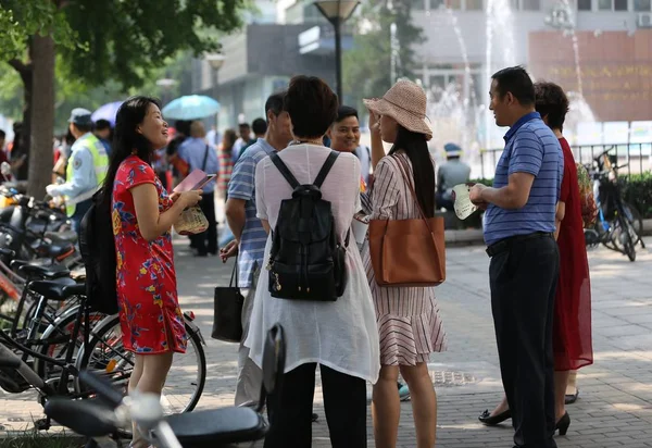 Genitori Cinesi Aspettano Loro Figli Che Partecipano All Esame Ammissione — Foto Stock
