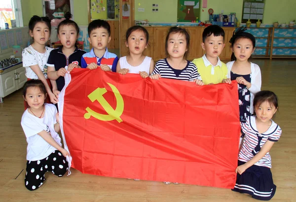 Młodych Chińskich Dzieci Wyświetlić Flagi Komunistycznej Partii Chin Cpc Okazji — Zdjęcie stockowe