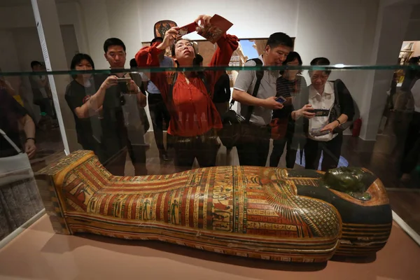 Visitantes Olham Para Caixão Interior Múmia Shepenmehyt Uma Mulher Egípcia — Fotografia de Stock