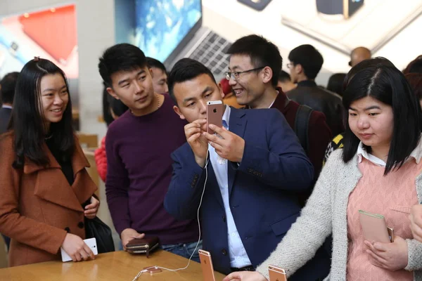 中国消费者在中国上海的苹果专卖店观看 Iphone 智能手机 — 图库照片