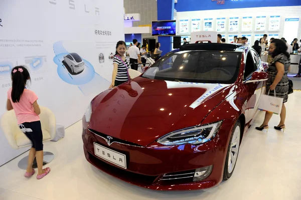 Visitors Look Tesla Model Electric Car Exhibition Chengdu City Southwest — Stock Photo, Image