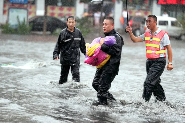 Chinese Politieagenten Evacueren Een Jong Meisje Van Een Zwaar Overstroomde — Stockfoto