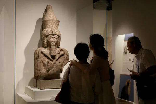 Visitantes Olham Para Estátua Ramsés Egito Exibida Durante Exposição Uma — Fotografia de Stock