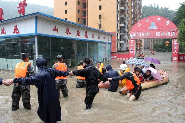 Китайские Спасатели Эвакуируют Местных Жителей Надувной Спасательной Лодке Затопленных Районов — стоковое фото
