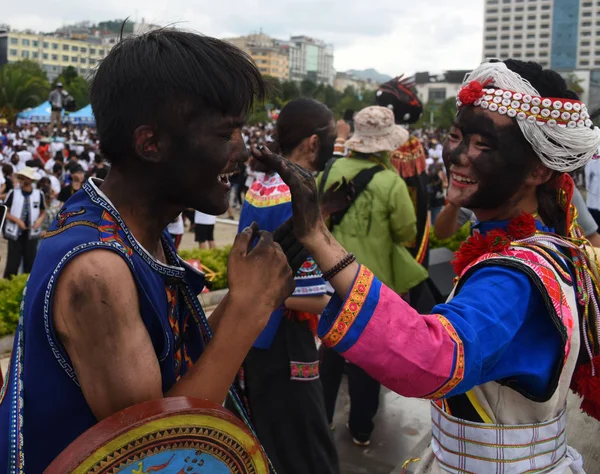 Personas Minoría Étnica Arrojan Ceniza Arroz Entre Durante Festival Hualian — Foto de Stock