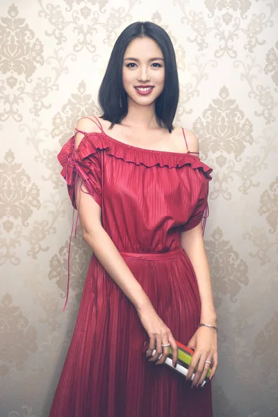 2017年6月19日 中国模特和世界小姐张子林在中国上海接受想象中的独家采访时摆出姿势拍摄肖像照片 — 图库照片