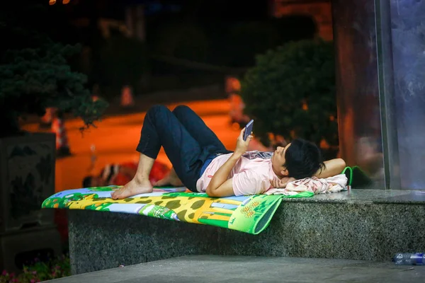 Parente Del Paziente Dorme Sulla Piazza Del Primo Ospedale Affiliato — Foto Stock