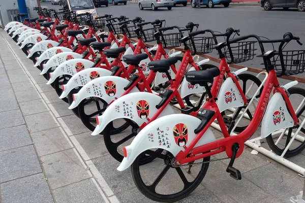 Öffentliche Fahrräder Mit Blitzenden Opernmasken Oder Beijing Opernmasken Eines Existenzgründungsprojekts — Stockfoto