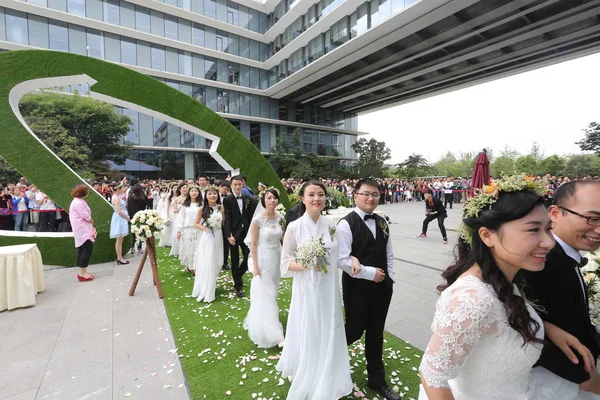 Brautpaare Nehmen Mai 2016 Einer Gruppenhochzeitszeremonie Hauptquartier Des Chinesischen Commerce — Stockfoto