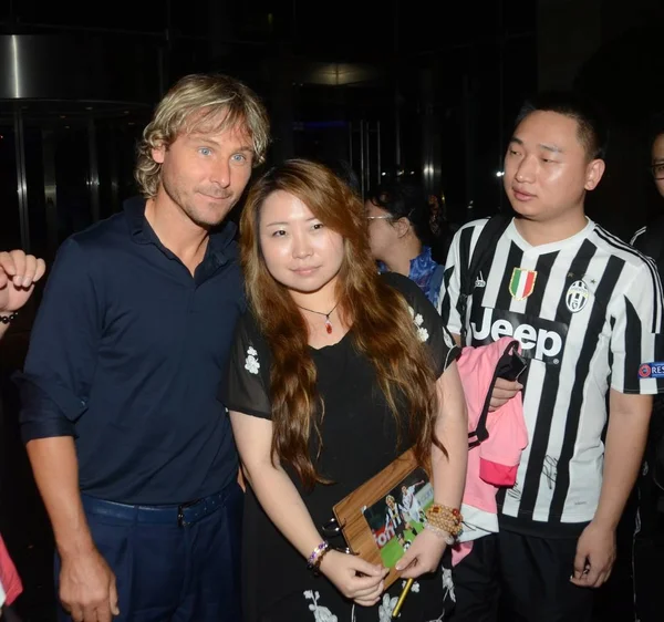 Stella Del Calcio Ceco Pavel Nedved Sinistra Posa Con Tifoso — Foto Stock