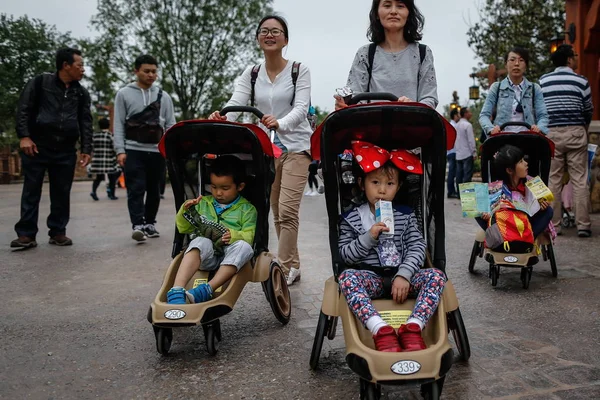 Los Padres Chinos Empujan Cochecitos Bebé Que Llevan Sus Hijos —  Fotos de Stock