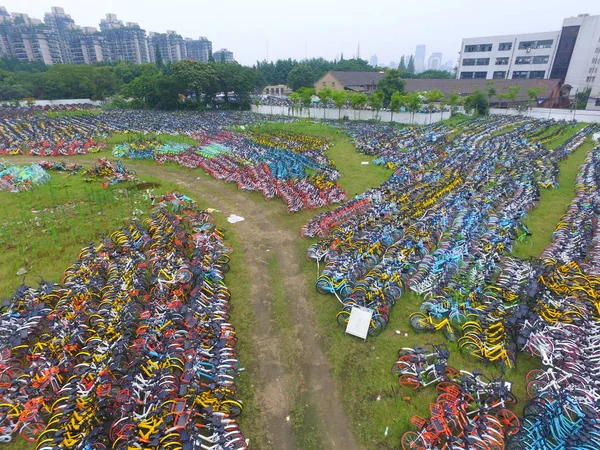 Las Bicicletas Del Servicio Intercambio Bicicletas Alinean Espacio Abierto Ciudad —  Fotos de Stock
