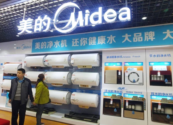 Chinesische Kunden Kaufen Einen Warmwasserbereiter Von Midea Einem Haushaltsgerätegeschäft Der — Stockfoto