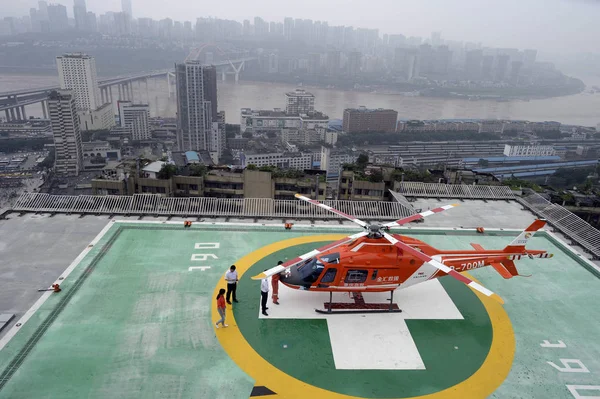 Első Mentőhelikopter Chongqing Sürgősségi Segítséget Arra Készül Hogy Leveszi Chongqing — Stock Fotó
