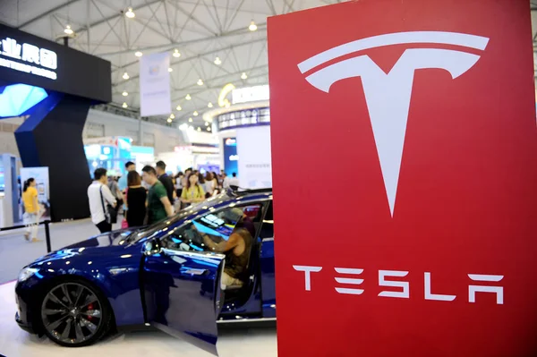 Menschen Besuchen Den Stand Von Tesla Während Einer Ausstellung Der — Stockfoto