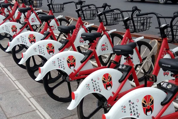 Öffentliche Fahrräder Mit Blitzenden Opernmasken Oder Beijing Opernmasken Eines Existenzgründungsprojekts — Stockfoto